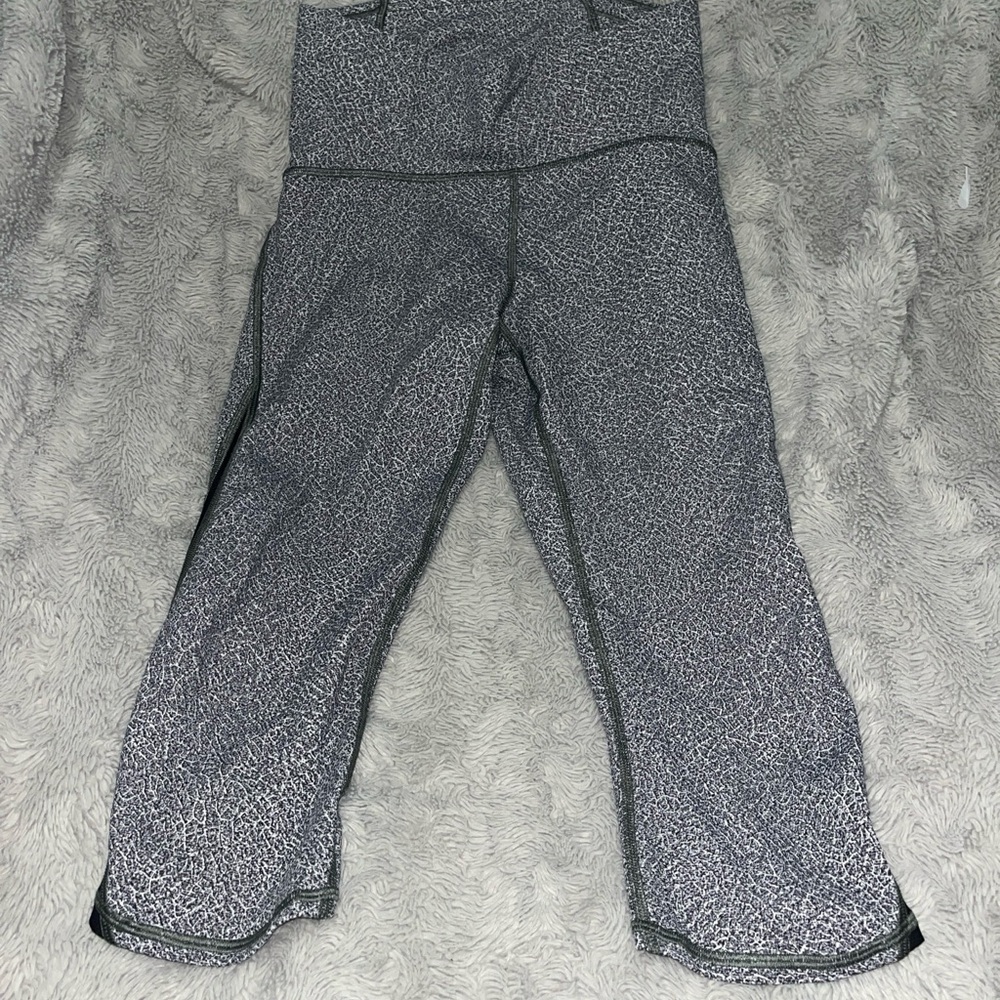 Women's Lululemon Black/White/Grey Speckled Crop Leggings Sz 6 Mesh Leg detail